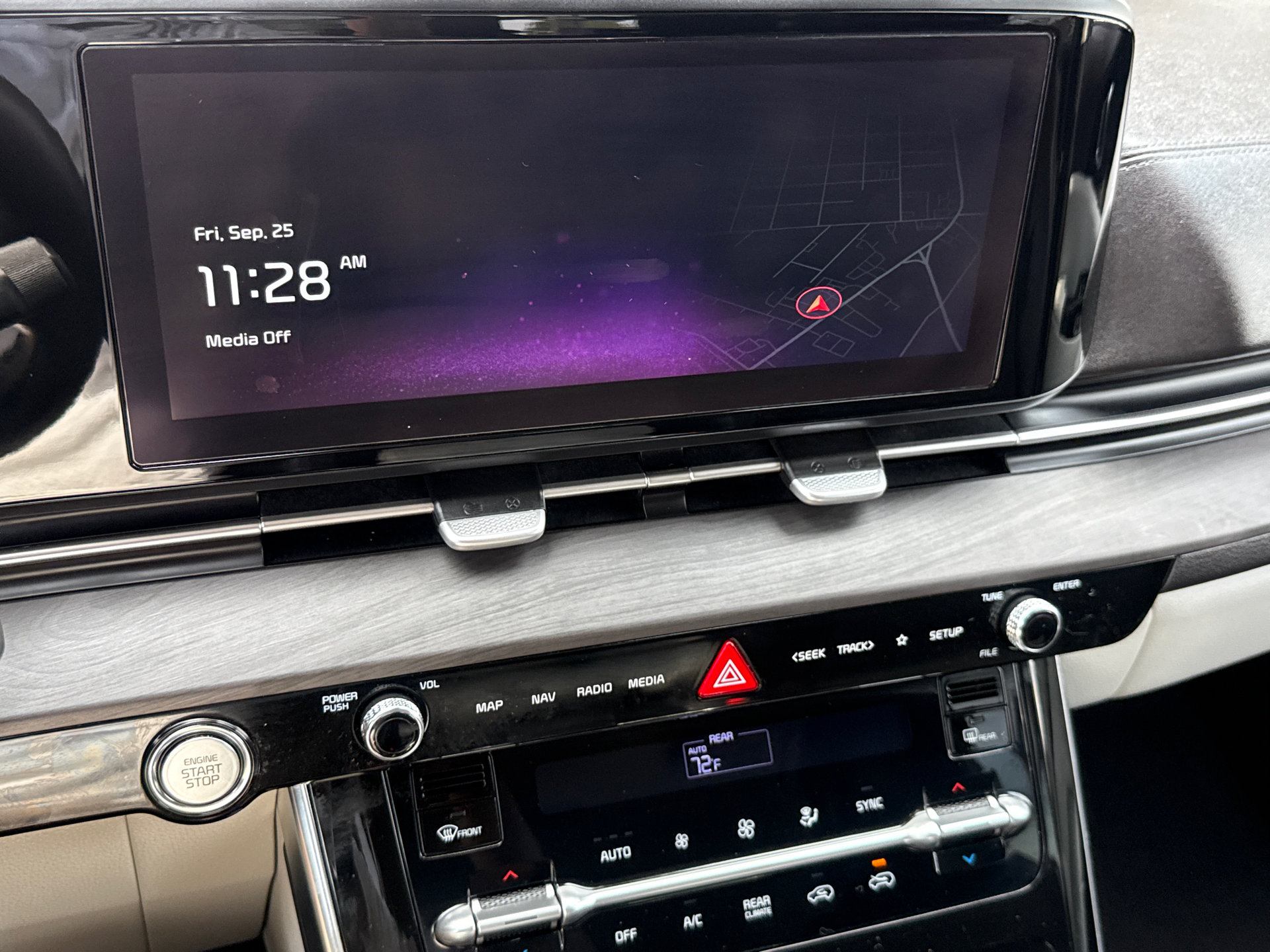 Used 2023 Kia Carnival EX FWD image 24