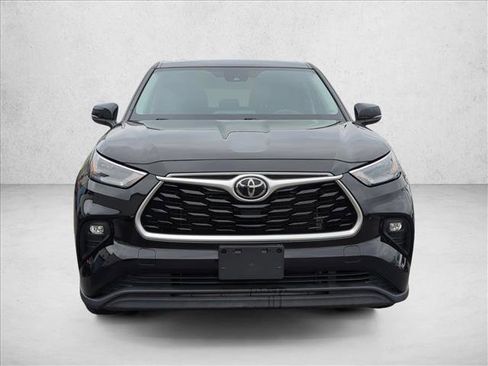 Used 2022 Toyota Highlander LE image 2