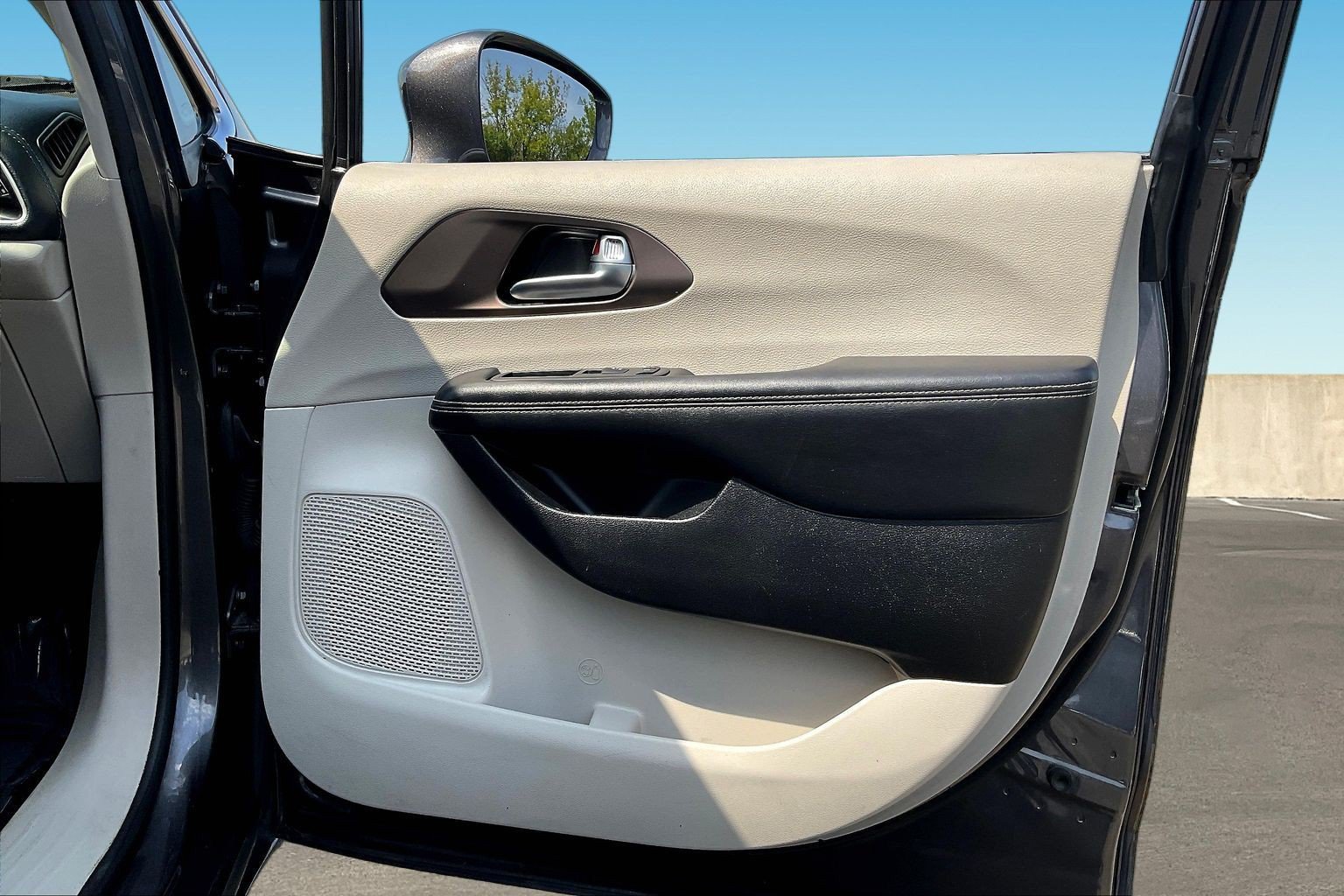 Used 2021 Chrysler Pacifica Touring-L FWD image 25