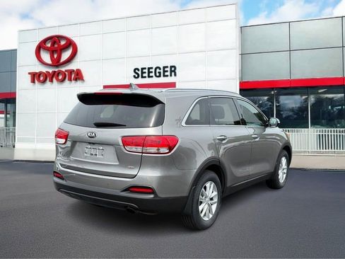 Used 2017 Kia Sorento FWD w/ LX Convenience Package image 3