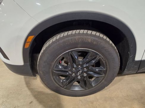 Used 2020 Chevrolet Blazer LT FWD image 3