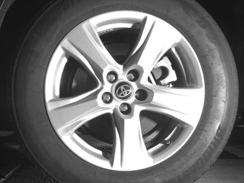 Used 2025 Toyota Highlander LE image 14