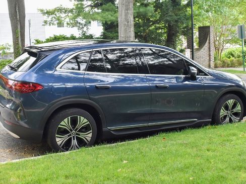 Used 2023 Mercedes-Benz EQE 350+ 4MATIC SUV w/ Exclusive Trim Package image 7