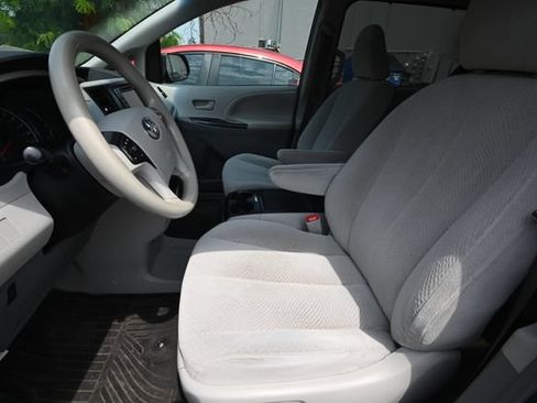 Used 2014 Toyota Sienna LE AWD/4WD image 11