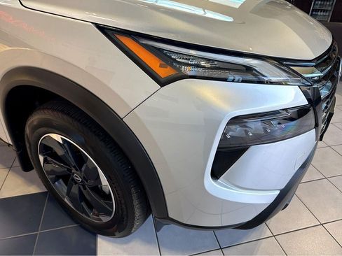 Used 2024 Nissan Rogue SV AWD/4WD image 5