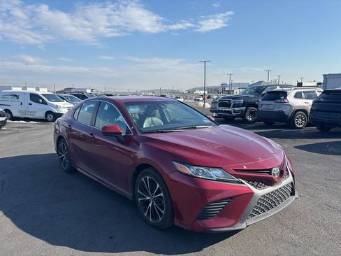 Used 2018 Toyota Camry SE image 1