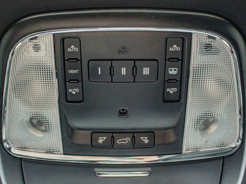 Used 2019 Jeep Grand Cherokee Limited w/ Luxury Group II image 34