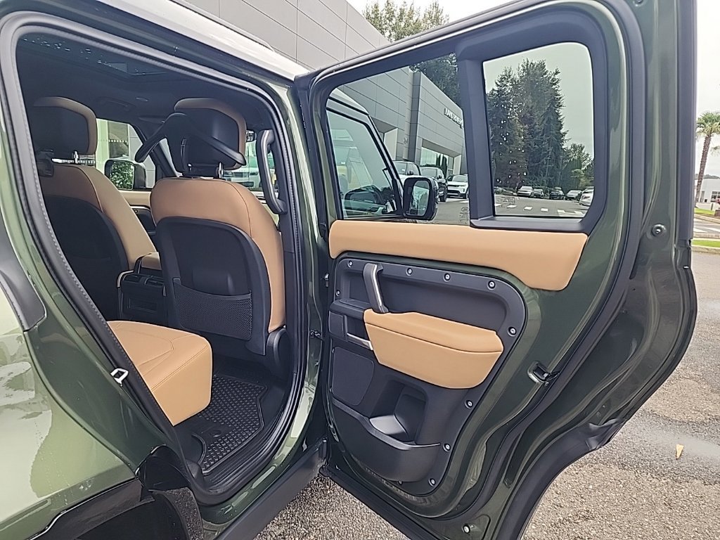 New 2026 Land Rover Defender 110 X-Dynamic SE AWD/4WD image 17