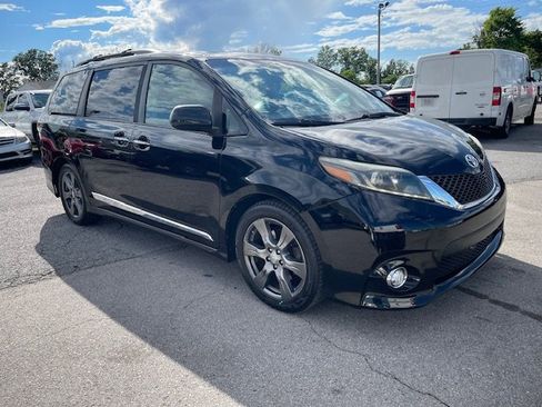 Used 2017 Toyota Sienna SE image 3