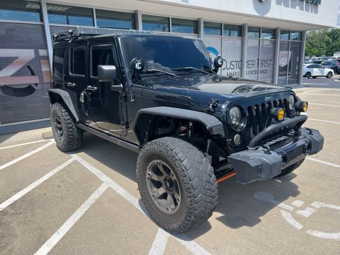 Used 2013 Jeep Wrangler Unlimited Sahara w/ Connectivity Group AWD/4WD image 3