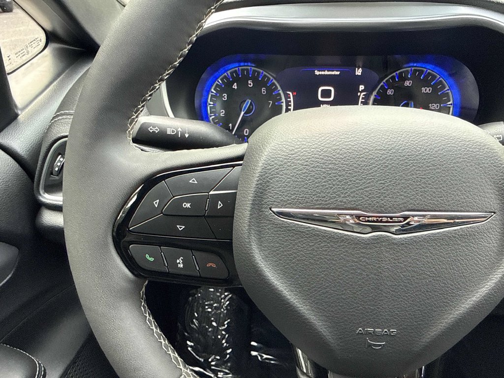 Used 2025 Chrysler Pacifica Limited FWD image 19