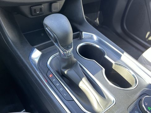 Used 2022 Chevrolet Traverse LS image 19