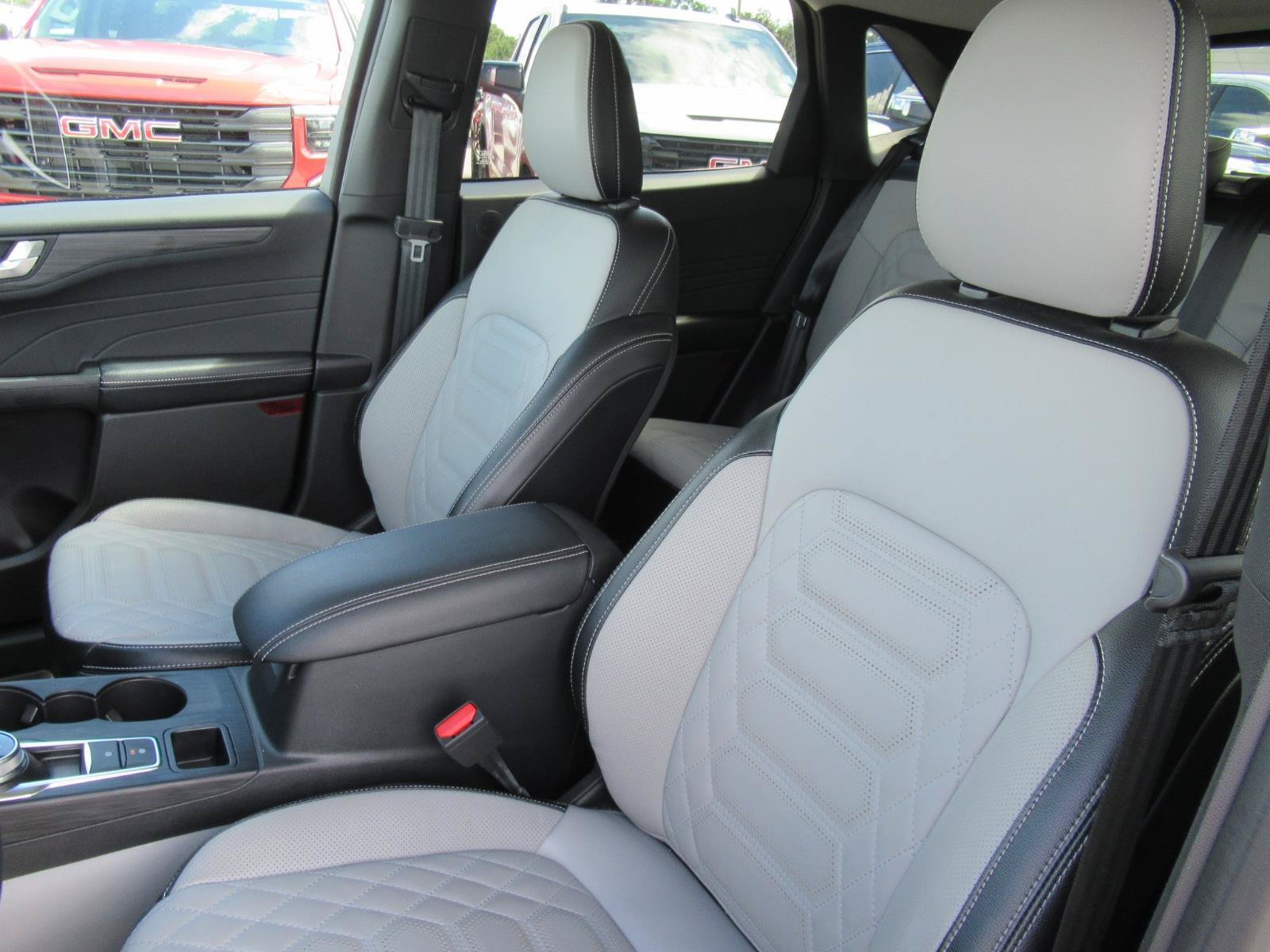 Used 2023 Ford Escape Platinum w/ Premium Technology Package AWD/4WD image 19