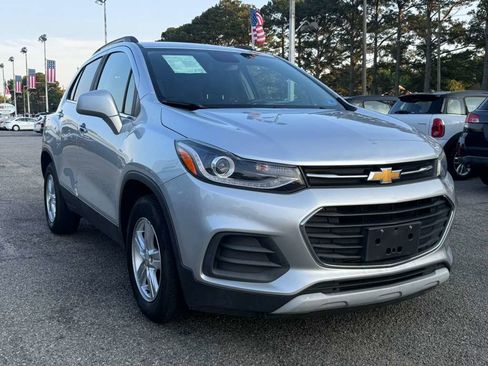 Used 2017 Chevrolet Trax LT w/ LT Convenience Package FWD image 2