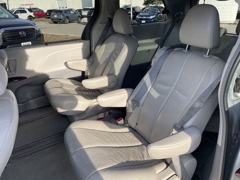 Used 2014 Toyota Sienna XLE image 13
