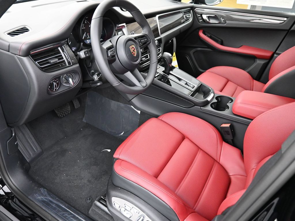 Certified 2026 Porsche Macan AWD/4WD image 4