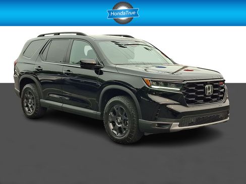 Certified 2025 Honda Pilot TrailSport image 1