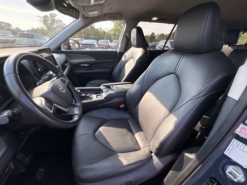 Used 2025 Toyota Grand Highlander AWD image 23