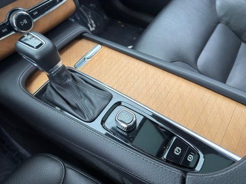 Used 2022 Volvo XC90 T6 Momentum w/ Advanced Package image 28