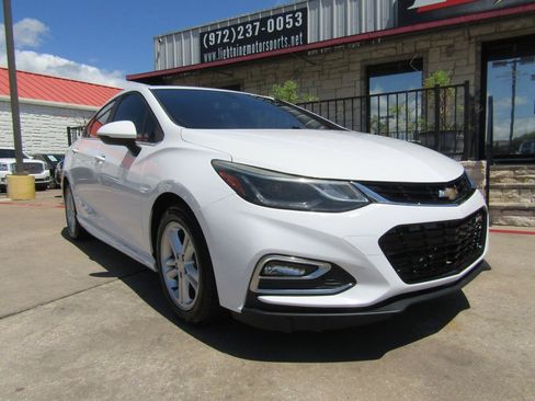 Used 2017 Chevrolet Cruze LT w/ Convenience Package FWD image 6