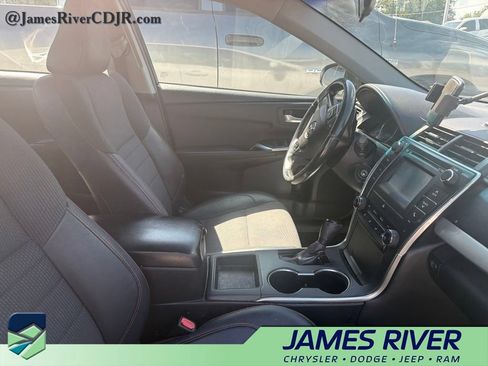 Used 2016 Toyota Camry SE FWD image 2