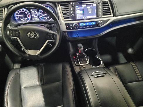 Used 2019 Toyota Highlander SE image 22