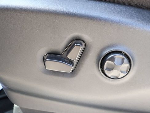 Used 2024 Chrysler Pacifica Touring-L FWD image 13