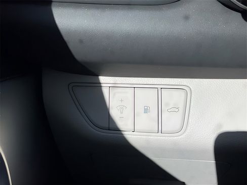 Used 2023 Genesis G70 2.0T image 28