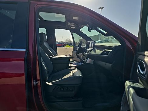 Used 2024 Chevrolet Suburban LT w/ Luxury Package image 19