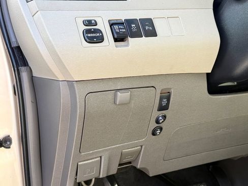 Used 2013 Toyota Sienna XLE w/ Premium Pkg image 23