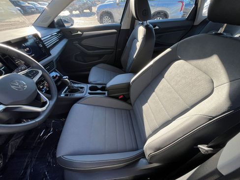 Used 2025 Volkswagen Jetta SE image 27