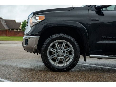 Used 2017 Toyota Tundra SR5 w/ SR5 Upgrade Package AWD/4WD image 10