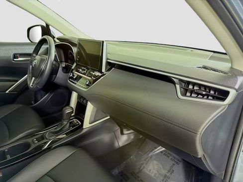 Used 2024 Toyota Corolla Cross XLE w/ Convenience Package FWD image 31