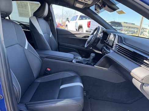 Used 2025 Toyota Camry SE w/ Convenience Package image 36