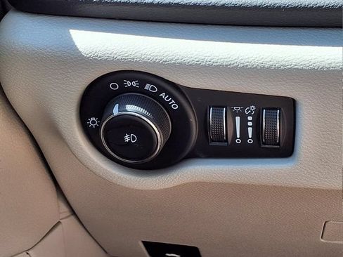 Used 2024 Chrysler Pacifica Touring-L FWD image 23