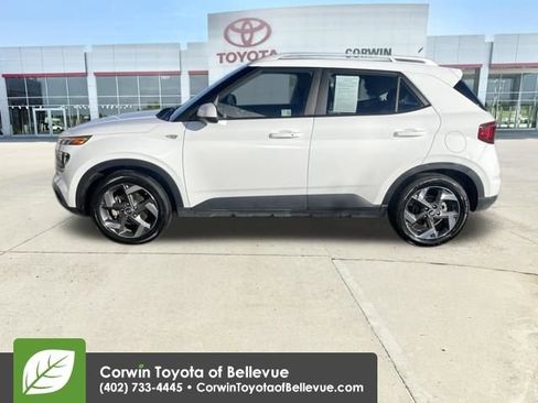 Used 2025 Hyundai Venue SEL image 2