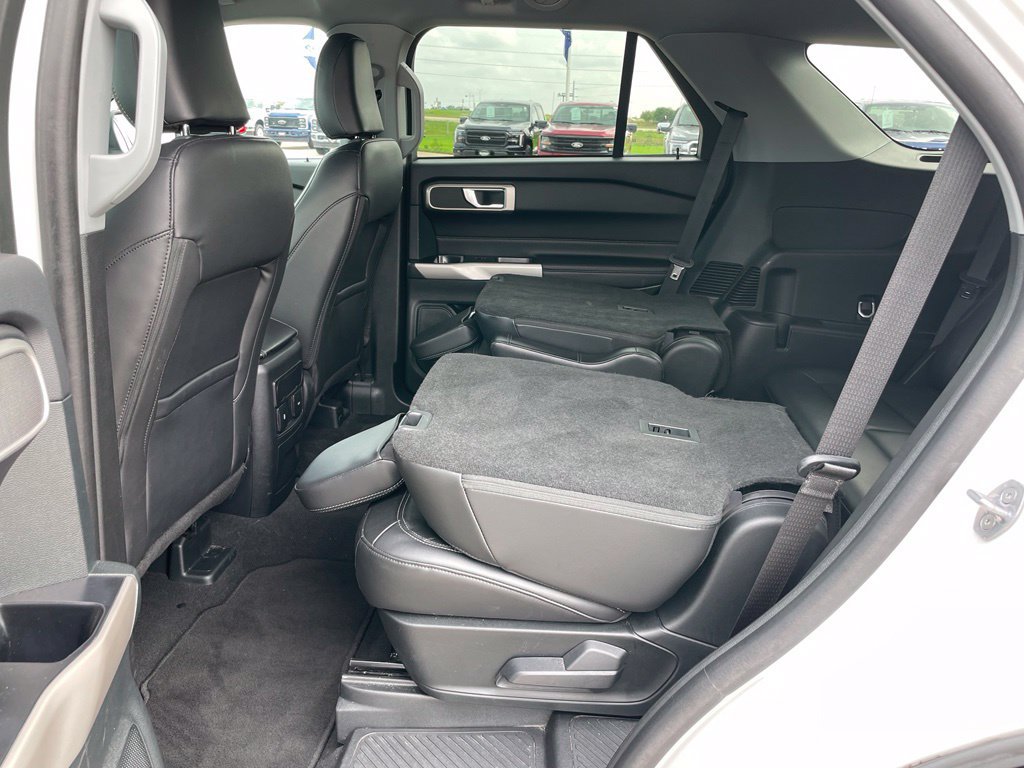 Used 2024 Ford Explorer XLT w/ Equipment Group 202A AWD/4WD image 46