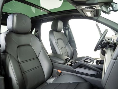 New 2026 Porsche Cayenne Base image 24