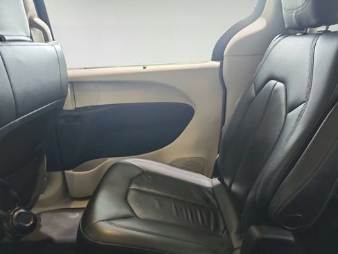 Used 2017 Chrysler Pacifica Touring-L FWD image 28