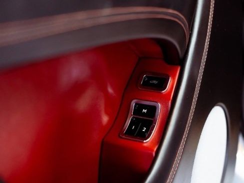 Used 2018 Bentley Bentayga image 18