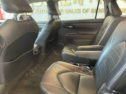 Used 2021 Toyota Highlander XLE AWD/4WD image 18