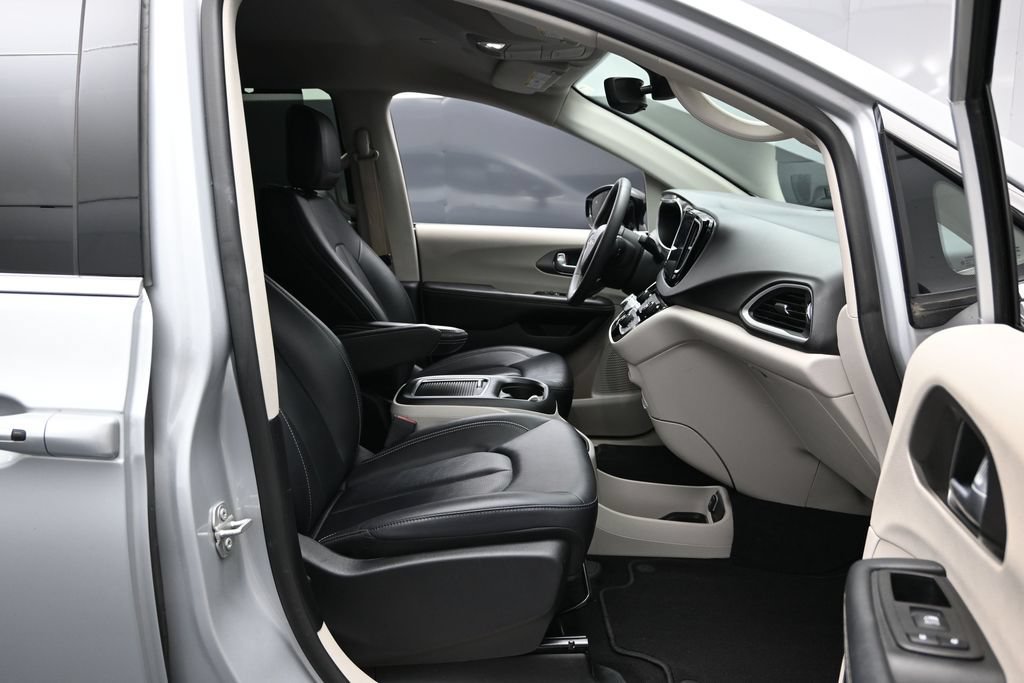 Used 2024 Chrysler Pacifica Touring-L FWD image 22