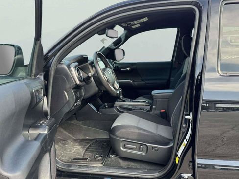 Used 2022 Toyota Tacoma TRD Off-Road w/ Technology Package AWD/4WD image 17