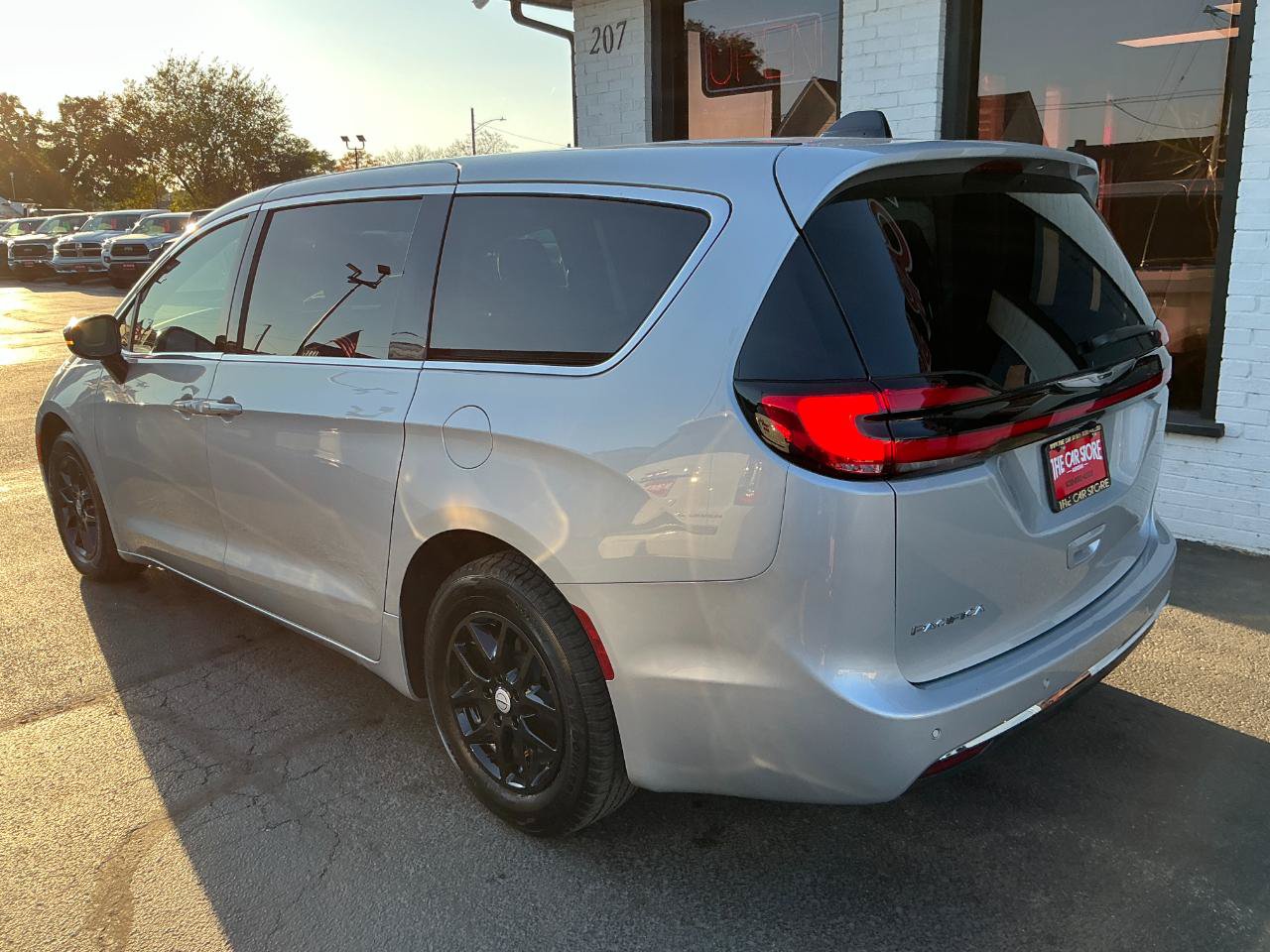 Used 2026 Chrysler Pacifica Select FWD image 5