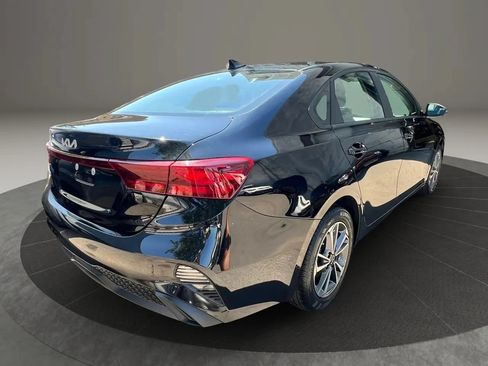 Used 2023 Kia Forte LXS w/ LXS Technology Package FWD image 5