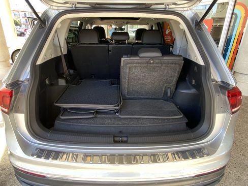 Used 2023 Volkswagen Tiguan SE w/ Panoramic Sunroof Package FWD image 16