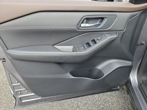 Used 2022 Nissan Rogue SV w/ SV Premium Package image 18