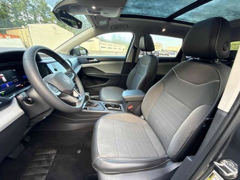 Used 2023 Volkswagen Taos SE w/ Panoramic Sunroof Package FWD image 11