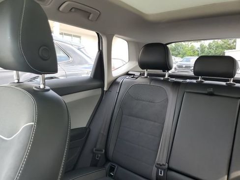 Used 2023 Volkswagen Taos SE w/ Panoramic Sunroof Package FWD image 10