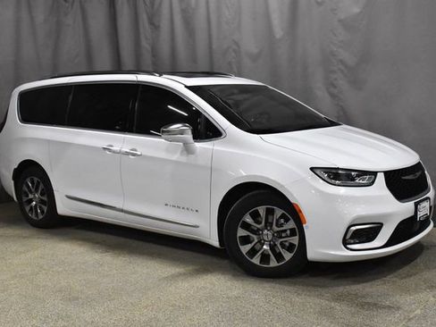 Used 2022 Chrysler Pacifica Pinnacle image 4